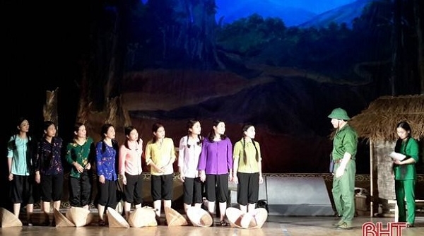 Lắng đọng đêm diễn “khoảng trời con gái” tri ân 10 cô gái ngã ba Đồng Lộc