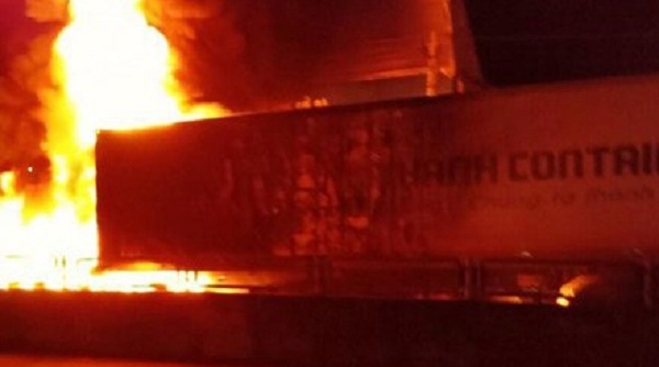 Nghệ An: Container bất ngờ bốc cháy khi đang lưu thông