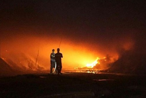Bình Dương: Xưởng chứa mùn cưa bốc cháy dữ dội trong đêm
