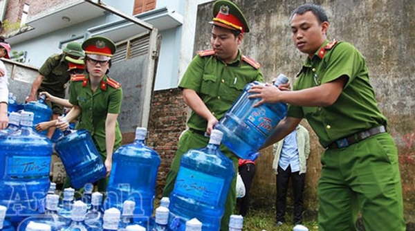 Hà Nội: 3 Doanh nghiệp hỗ trợ nước uống cho nhân dân bị ngập lụt ở Chương Mỹ