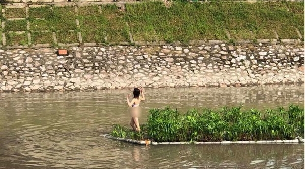 Cô gái trẻ khỏa thân, nhảy múa giữa sông Tô Lịch