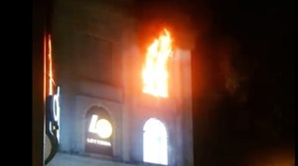 Cháy tầng 3 tòa nhà Diamond Plaza, người dân và du khách bỏ chạy tán loạn