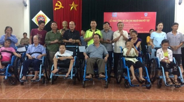 Nghệ An: Trao 20 xe lăn cho người khuyết tật