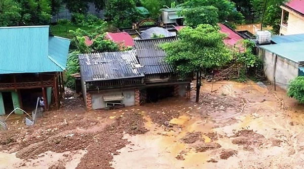 Thanh Hóa: Mưa lớn, lở đất nhấn chìm trường học và nhà dân