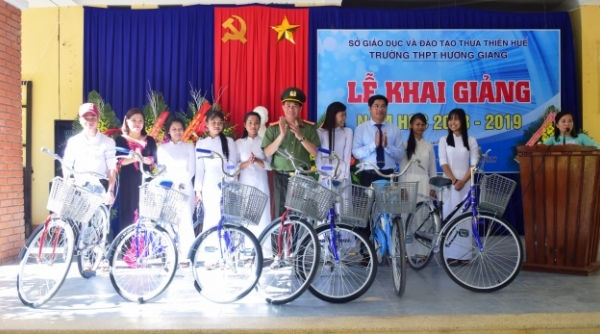 Công an tỉnh Thừa Thiên Huế tặng 57 xe đạp cho học sinh miền núi