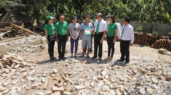 Tập đoàn Mai Linh tặng quà cứu trợ cho người dân vùng lũ Thanh Hóa