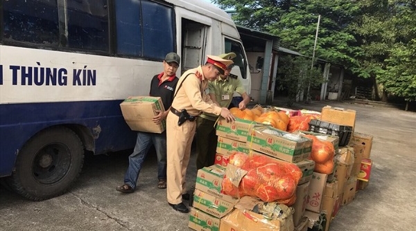 Quảng Ninh: Bắt giữ xe tải vận chuyển hơn 2 tấn hoa quả Trung Quốc vào Việt Nam
