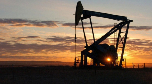 Giá dầu tăng mạnh, đạt mức cao nhất gần 4 năm