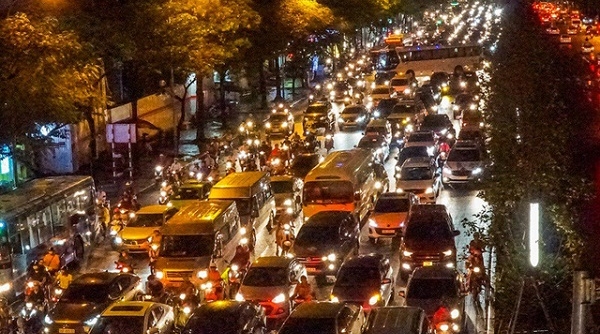 Mưa lớn ngày Quốc tang: Nhiều tuyến phố Hà Nội ngập nặng, giao thông ùn tắc
