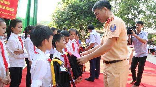 Ban ATGT tỉnh Bắc Giang tặng hơn 200 cặp phao cho học sinh dân tộc bán trú