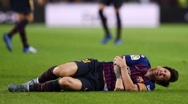 Messi bị gãy tay, phải nghỉ trận siêu kinh điển