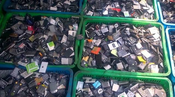 Nghệ An: Bắt quả tang xe tải chở hơn 9 tấn pin điện thoại cũ
