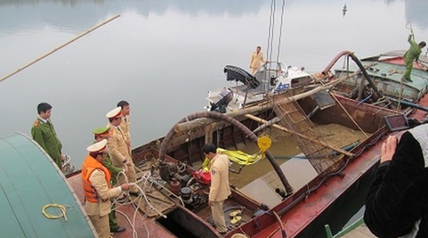 Hà Nội: Sẽ tăng cường kiểm tra, xử lý phương tiện vi phạm trên sông Hồng