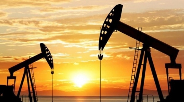 Nhà đầu tư tháo chạy, giá dầu “bốc hơi” gần 7%
