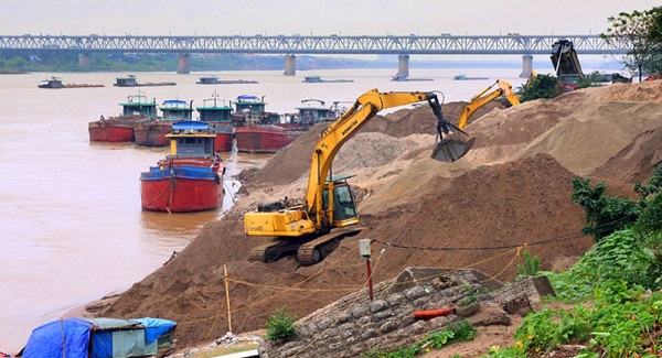 Hà Nội: Đánh giá ảnh hưởng của các dự án khai thác cát đến an toàn đê điều, dân cư