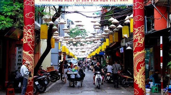 Chiêm ngưỡng vẻ đẹp “con đường nón” lá giữa lòng phố cổ Hà Nội