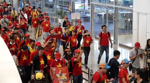 CĐV Việt Nam ‘nhuộm đỏ’ sân bay Nội Bài và Tân Sơn Nhất, sẵn sàng ‘tiếp lửa’ cho đội tuyển