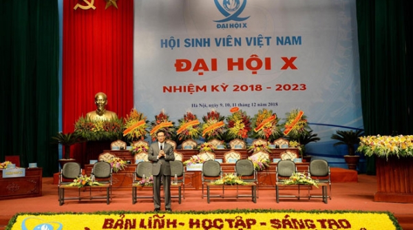 Phó thủ tướng Vũ Đức Đam chia sẻ với đại biểu sinh viên Việt Nam