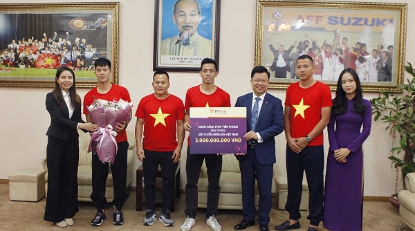 TPBank tặng thưởng 2 tỷ đồng cho đội tuyển bóng đá Việt Nam