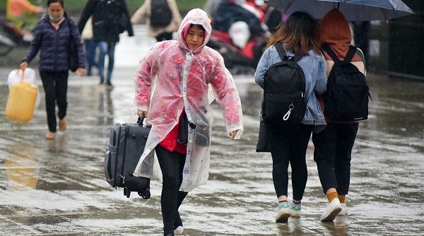 Người dân rời Thủ đô về quê nghỉ Tết Dương lịch trong mưa rét