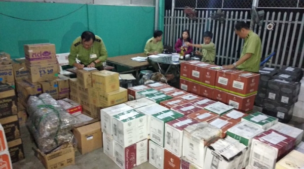 Bắt xe tải chở hơn 3 nghìn chai rượu ngoại nhập lậu