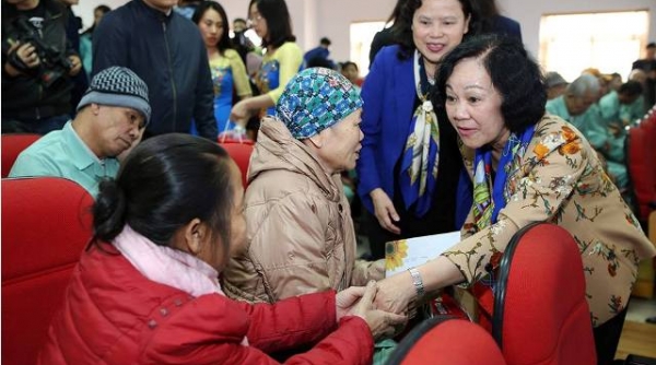 Đồng chí Trương Thị Mai thăm, tặng quà bệnh nhân ung thư tại BVĐK Phú Thọ