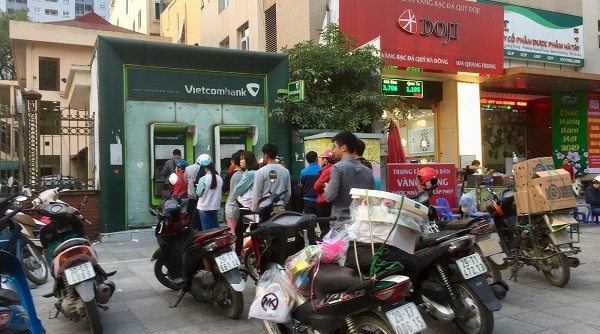Hà Nội: Người dân xếp hàng dài chờ rút tiền từ cây ATM để về quê ăn Tết