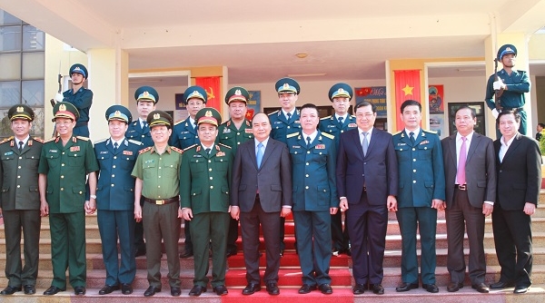 Thủ tướng Nguyễn Xuân Phúc thăm, chúc Tết Sư đoàn không quân 372