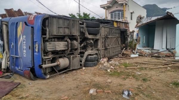 Phó Thủ tướng chỉ đạo điều tra làm rõ nguyên nhân vụ lật xe khách ở Khánh Hòa