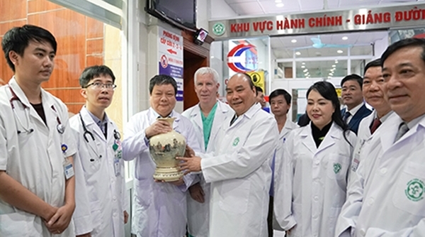 Thủ tướng Nguyễn Xuân Phúc tới thăm Bệnh viện Bạch Mai nhân kỷ niềm ngày Thầy thuốc Việt Nam