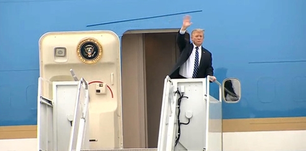 Tổng thống Donald Trump cùng đoàn tháp tùng rời khách sạn Marriot ra sân bay
