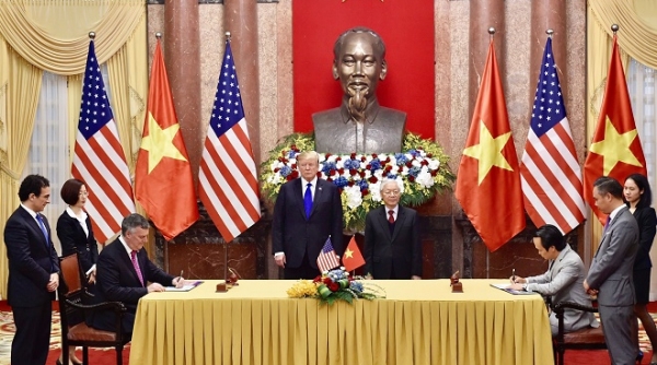 Tổng Bí thư - Chủ tịch nước Nguyễn Phú Trọng và Tổng thống Mỹ Donald Trump chứng kiến lễ ký kết mua 10 máy bay Boeing 787-9 Dreamliner của Bamboo Airways