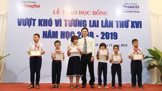 THACO trao học bổng cho học sinh, sinh viên vượt khó