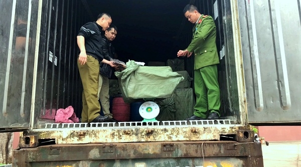 Lạng Sơn: Tạm giữ 2 xe ô tô chở hàng lậu