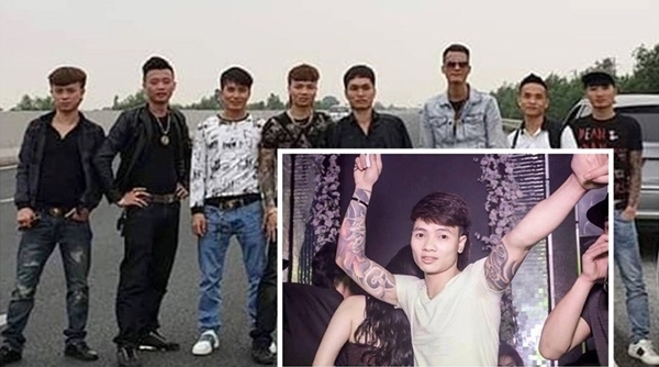 Dàn hàng chụp ảnh ‘tự sướng’ trên cao tốc: Khá 'bảnh' vẫn khẳng định mình không sai?