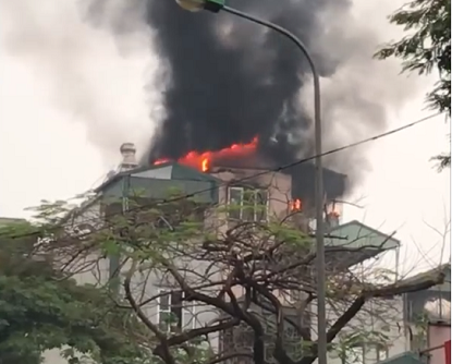 Hà Nội: Đang cháy lớn tại ngôi nhà 5 tầng trên phố Lạc Trung
