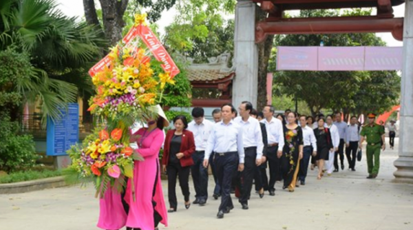 Đoàn đại biểu TP. HCM dâng hoa, dâng hương tại Khu di tích Kim Liên