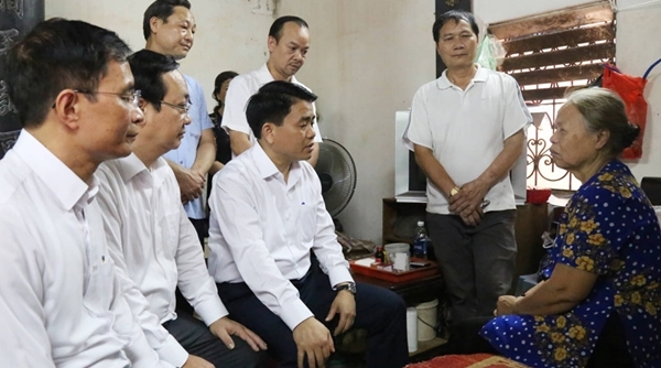 Chủ tịch UBND TP. Hà Nội thăm hỏi gia đình nữ công nhân tử vong sau vụ tai nạn tại đường Láng