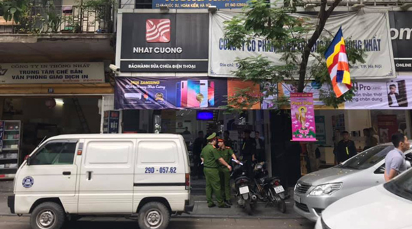 Hà Nội: Công an khám xét chuỗi cửa hàng điện thoại Nhật Cường