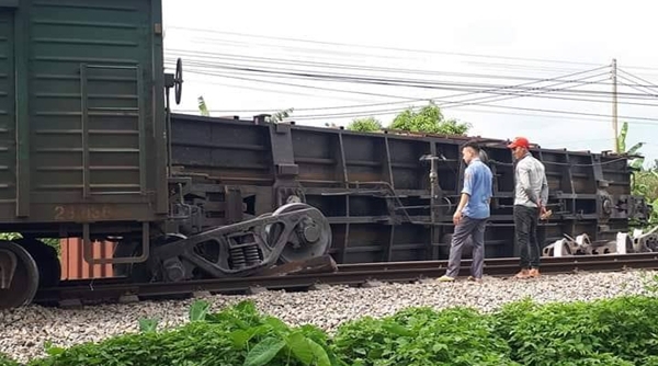 Tàu hỏa lật một toa ở Nam Định, đường sắt Bắc-Nam lại tê liệt