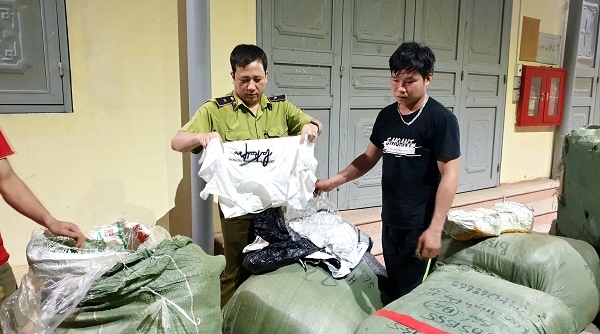 Lạng Sơn: Tạm giữ hơn 1 tấn quần áo không rõ nguồn gốc