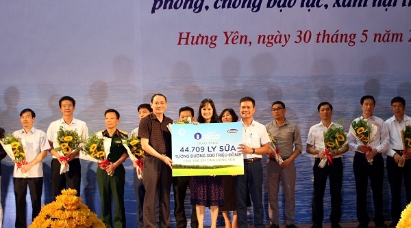 Quỹ Sữa Vươn Cao Việt Nam và Vinamilk trao tặng 44.709 ly sữa cho trẻ em Hưng Yên