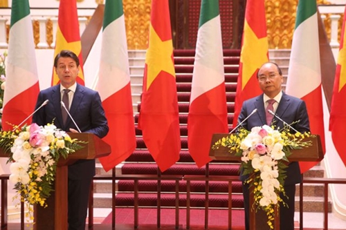 Thủ tướng Nguyễn Xuân Phúc chủ trì lễ đón chính thức người đồng cấp Italia