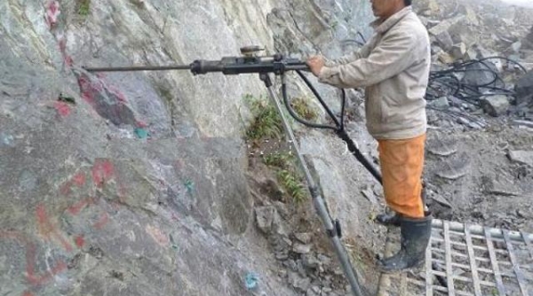 Nghệ An: Khoan đá để nhồi thuốc nổ, một lao động trượt chân ngã tử vong