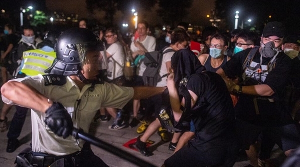 Biểu tình lớn nhất thập kỷ tại Hong Kong chuyển thành bạo lực