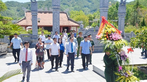 Phó Thủ tướng Vương Đình Huệ dâng hoa tưởng niệm các anh hùng, liệt sỹ tại Nghệ An