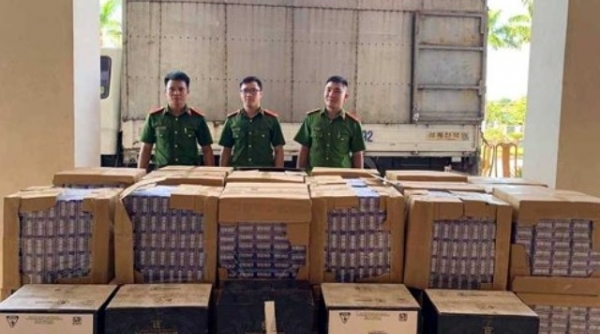 Hà Tĩnh: Bỏ lại 17.000 bao thuốc lá và 60 chai rượu nhập lậu trốn thoát
