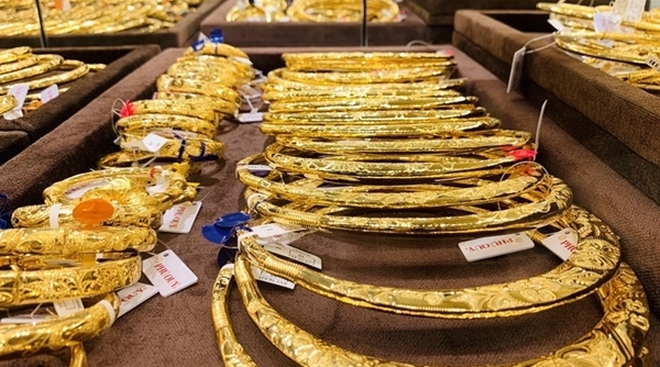 Vàng vẫn trên đỉnh, nhà đầu tư ồ ạt mua vào