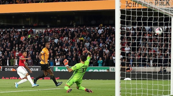 Pogba sút hỏng phạt đền, MU bị Wolverhampton cầm hòa