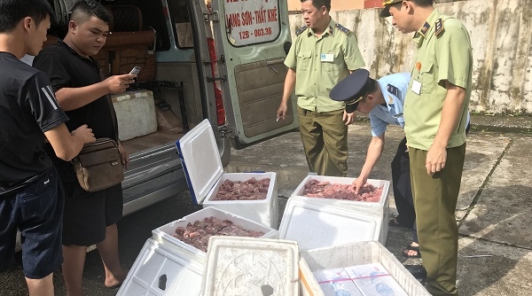 Thu giữ hơn 400 kg thực phẩm đông lạnh không rõ nguồn gốc